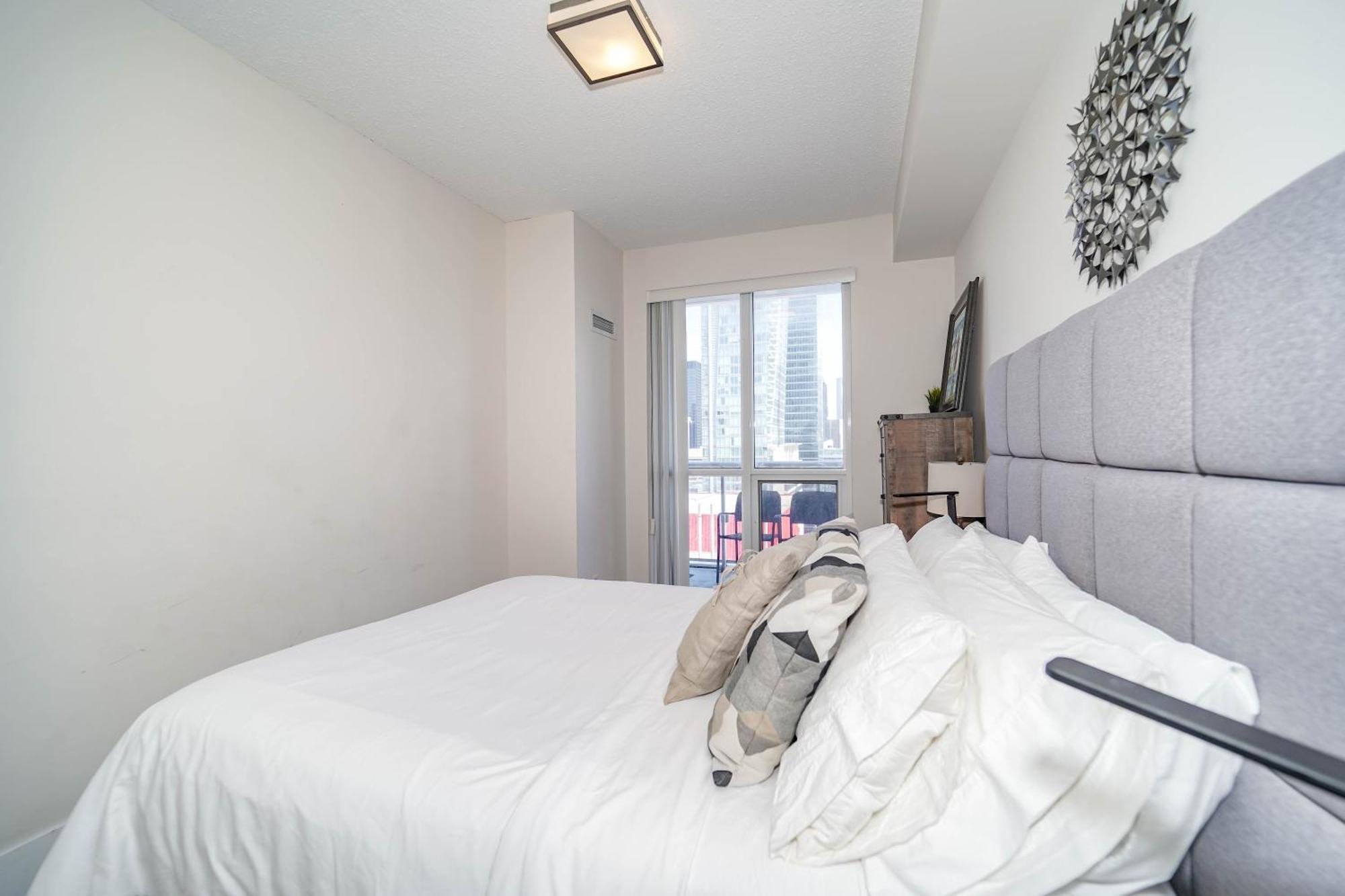 Chol Furnished Suites Heart Of Downtown Toronto, 2 Beds, Free Parking, Cn Tower View Exteriér fotografie